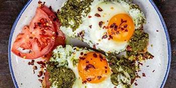 طرز تهیه نیمرو با سس پستو طرز تهیه نیمرو با سس پستو